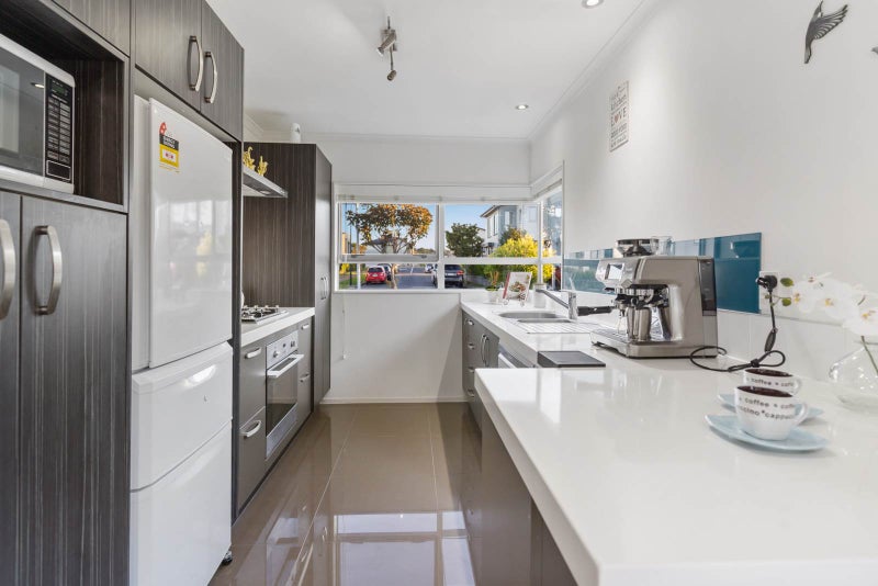 8 Sycamore Street, Flat Bush, Auckland - Carousel 1