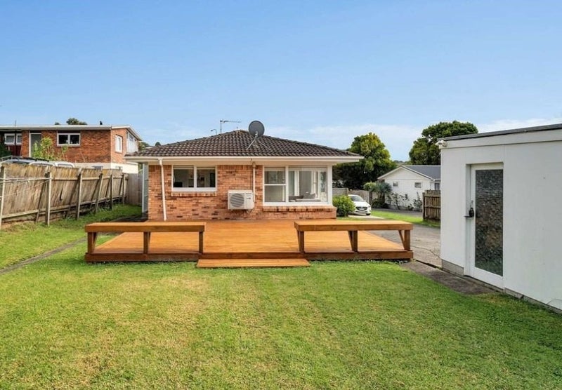 2/8 Wykeham Pl, Glenfield, North Shore City - Carousel 1