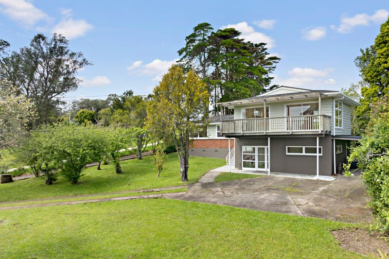 20 Cliff View Drive, Green Bay, Auckland - Carousel 1