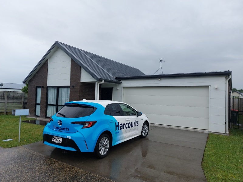 18 Ridgedale Crescent, Flagstaff, Hamilton - Carousel 11