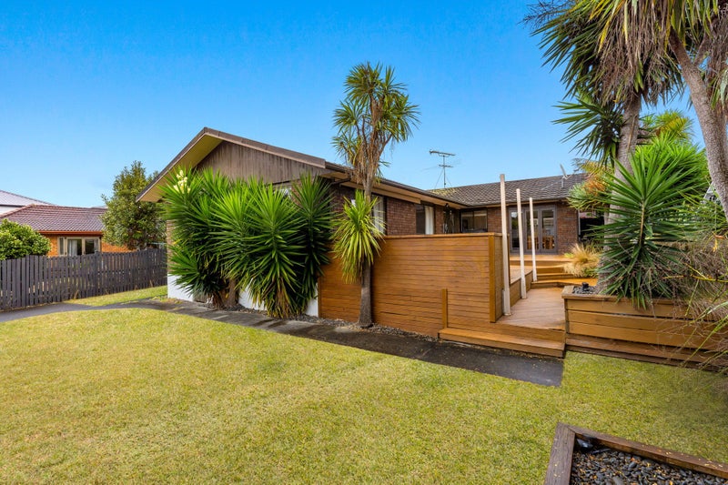 27 Dianne Louise Drive, HALF MOON BAY, AUCKLAND - Carousel 1