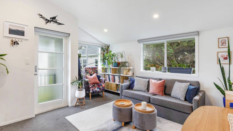 20/125 Queens Drive, Lyall Bay, Wellington - Carousel 1