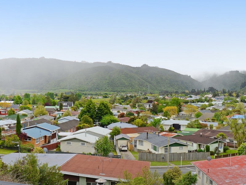 2/20 Hillside Drive, Maoribank, Upper Hutt - Carousel 2