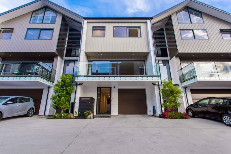 12 Stockade View Lane, Howick, Auckland - Carousel 1