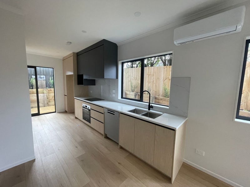 8D Minaret Drive, Bucklands Beach, Auckland - Carousel 2