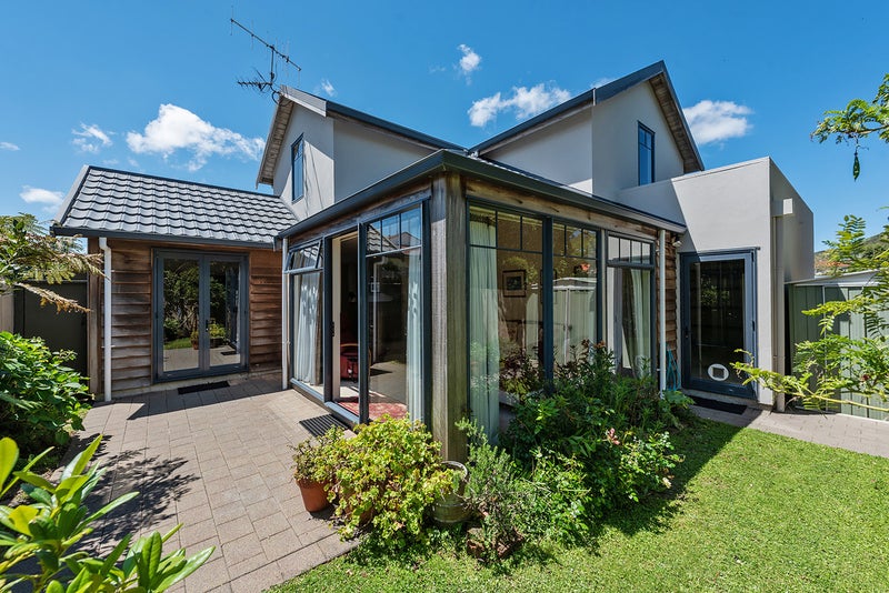 8 Samuel Parnell Road, Karori, Wellington - Carousel 1