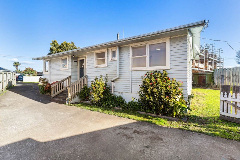 11 Evelyn Street, Papatoetoe, Auckland - Carousel 1