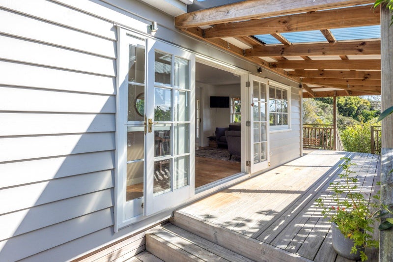 117 Queens Drive, Oneroa, Waiheke Island - Carousel 2