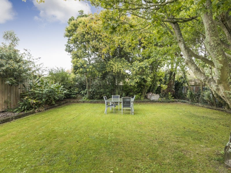 16 Savage Crescent, West End, Palmerston North - Carousel 17