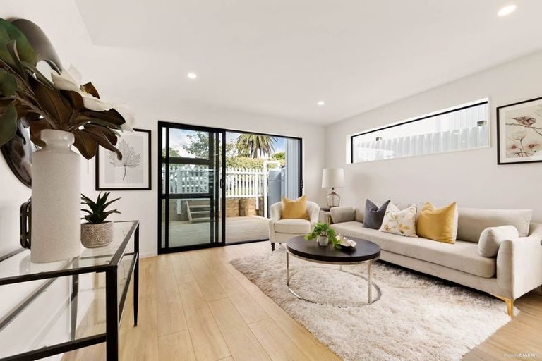 17E Granville Drive, Massey, Auckland - Carousel 2
