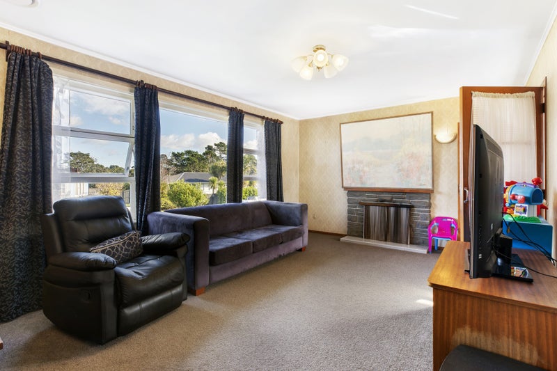 39 Paragon Avenue, Beach Haven, Auckland - Carousel 2