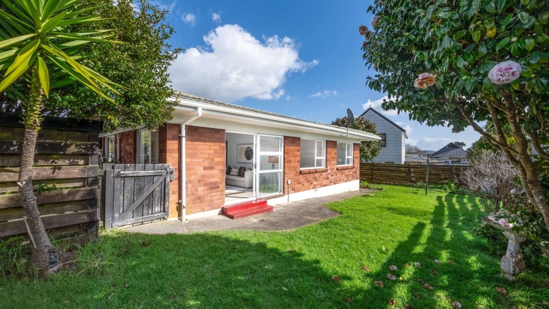 2/24 Highland Park Drive, Highland Park, Auckland - Carousel 1