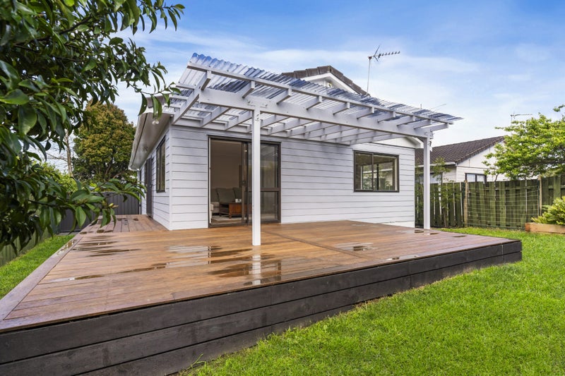 1/6 Lexington Drive, Botany Downs, Auckland - Carousel 1