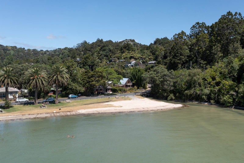 1 Sandys Parade, Laingholm, Auckland - Carousel 2