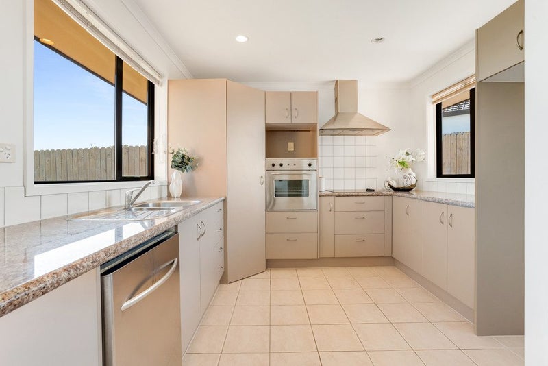 12 Eloise Place, Clendon Park, Auckland - Carousel 2