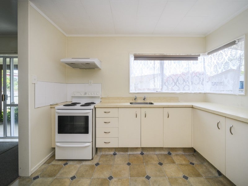 82 Geraldine Crescent, Cloverlea, Palmerston North - Carousel 2