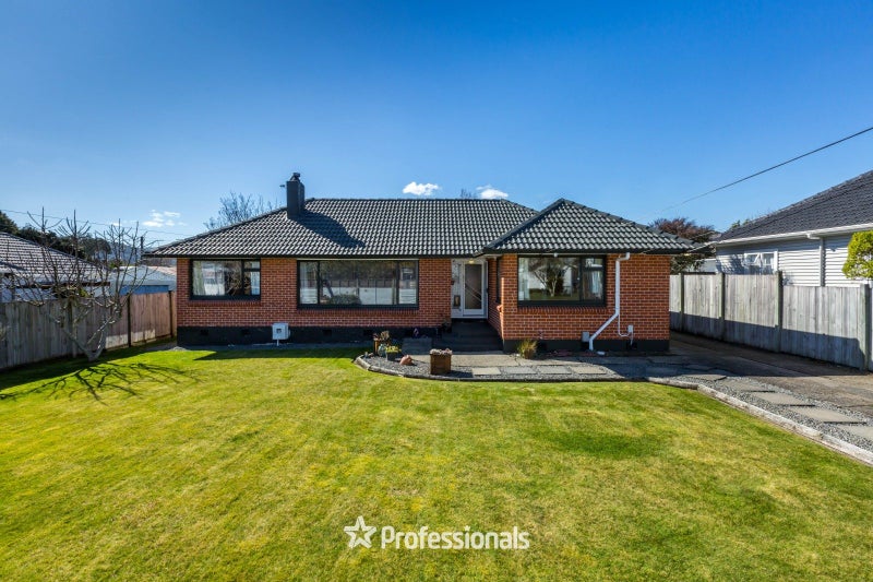 8 Coates Grove, Silverstream, Upper Hutt - Carousel 1