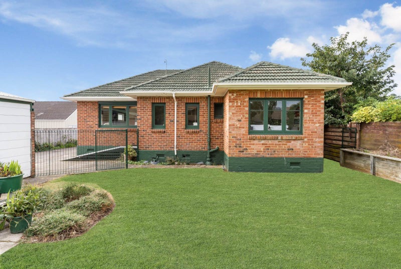 2/8 Kingswood Road, Papatoetoe, Auckland - Carousel 1