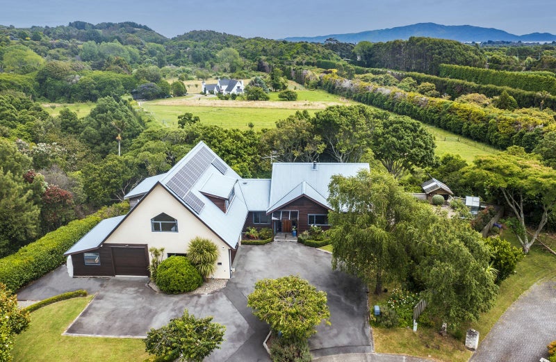 7 Shotover Grove, Waikanae - Carousel 1