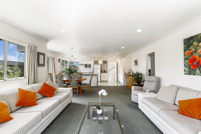 5 Ballini Rise, West Harbour, Auckland - Carousel 1