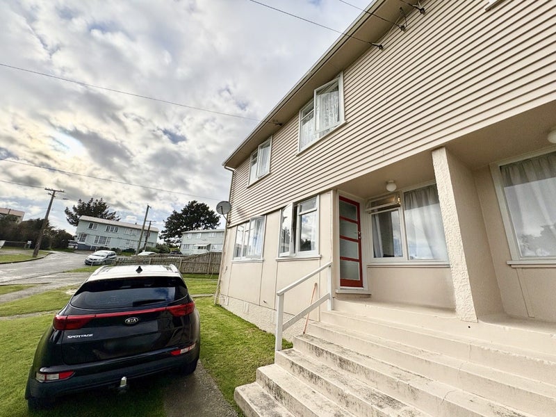 2B Devon Place, Cannons Creek, Porirua - Carousel 1