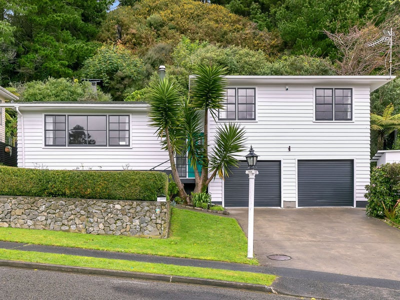 10 Colonial Grove, Tawa, Wellington - Carousel 1