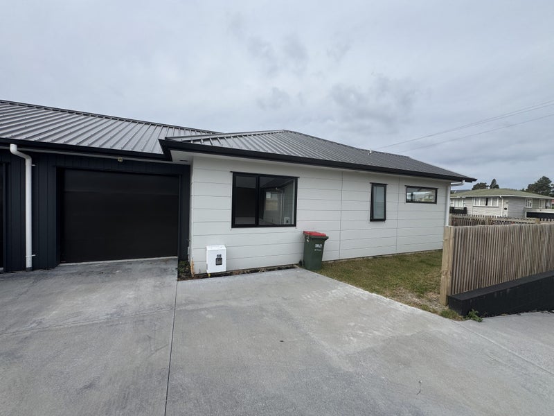 1/10 Michael Avenue, Dinsdale, Hamilton - Carousel 1