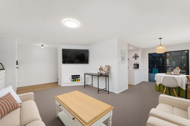 9 West Harbour Drive, West Harbour, Auckland - Carousel 2