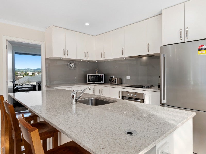 11 Dumfries Place, Pyes Pa, Tauranga - Carousel 2