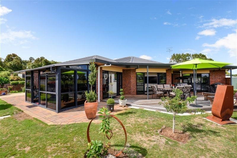 22 Reynolds Drive, Glenview, Hamilton - Carousel 1