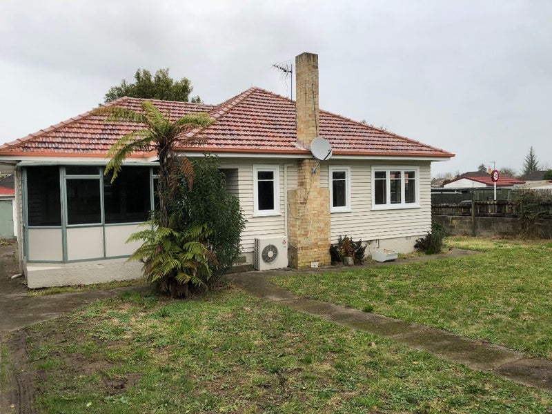 304 Clarkin Road, Fairfield, Hamilton - Carousel 1
