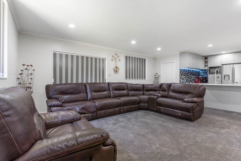 45 Castlefinn Drive, Weymouth, Auckland - Carousel 2