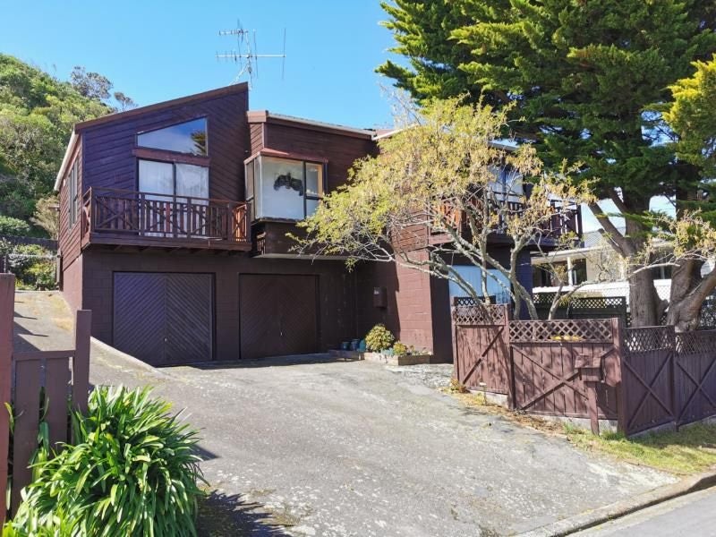 16 Arahanga Grove, Maupuia, Wellington - Carousel 1