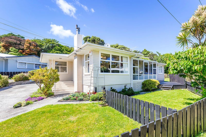 7 Jonathan Way, Paparangi, Wellington - Carousel 1