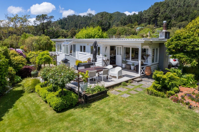 33 Jocelyn Crescent, Pinehaven, Upper Hutt - Carousel 1