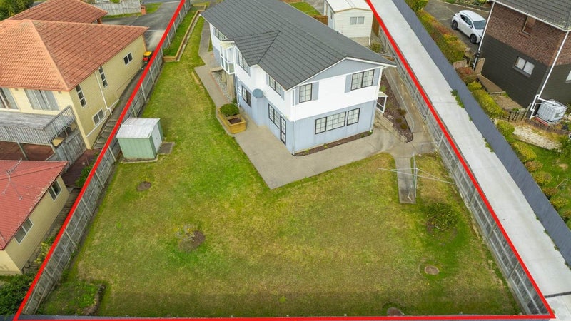 142 Oaktree Avenue, Browns Bay, Auckland - Carousel 1
