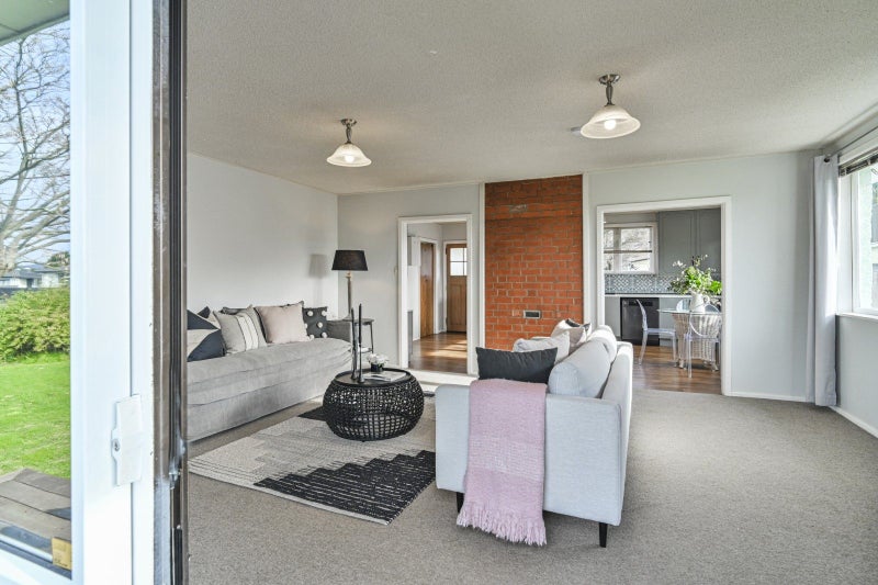 10 Read Crescent, Clive, Clive - Carousel 2