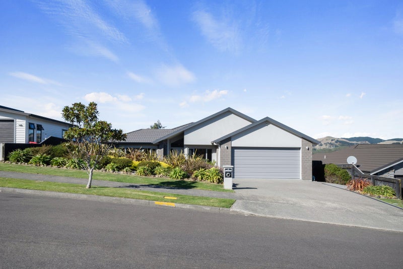 11 Paparoa Crescent, Aotea, Porirua - Carousel 1