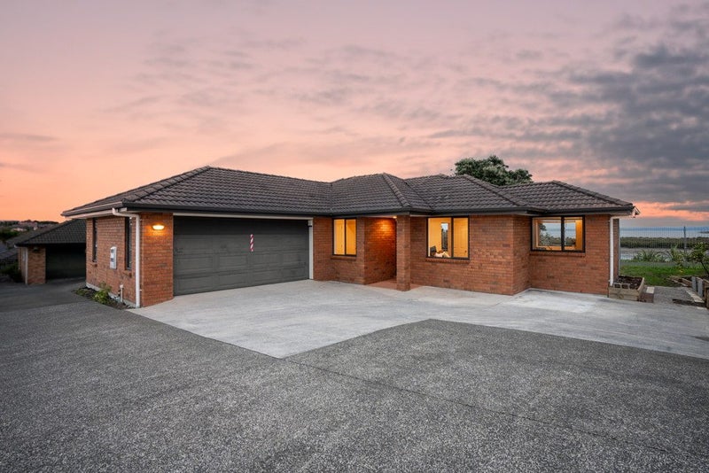 12 Eloise Place, Clendon Park, Auckland - Carousel 1