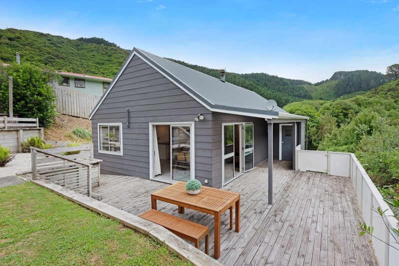 100 Hazlewood Avenue, Karori, Wellington - Carousel 1