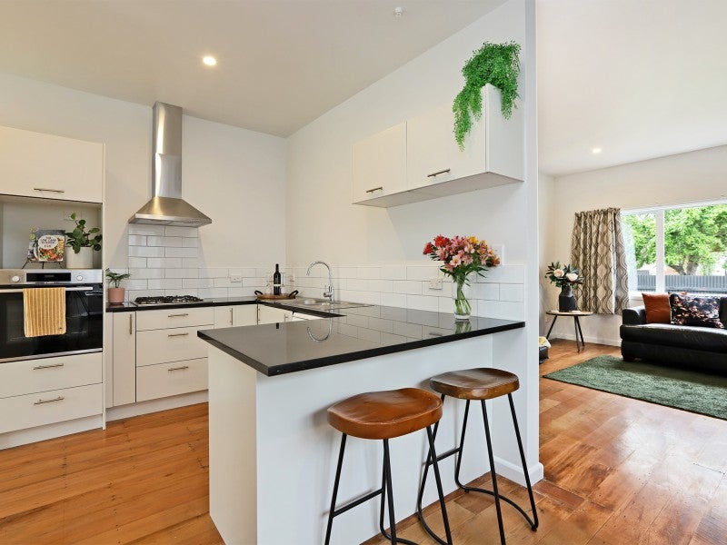 1011 Willowpark Road North, Mayfair, Hastings - Carousel 2