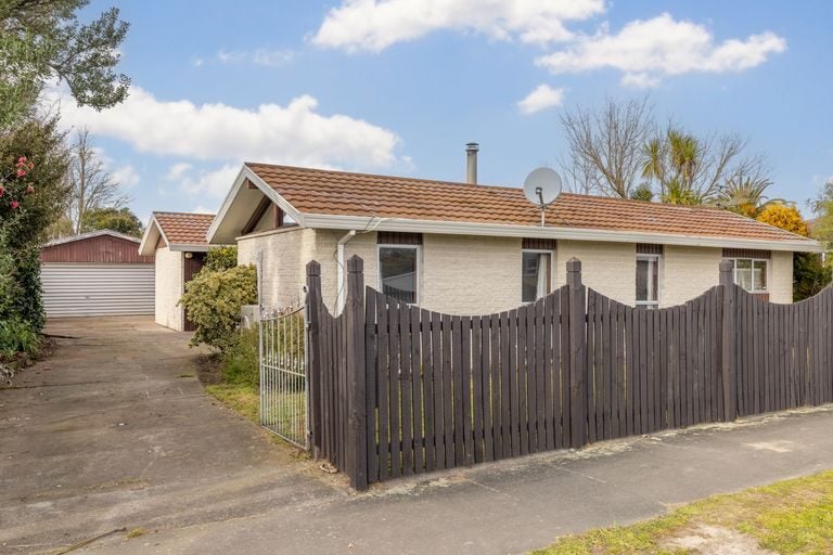 6 Royal Park Drive, Parklands, Christchurch - Carousel 1