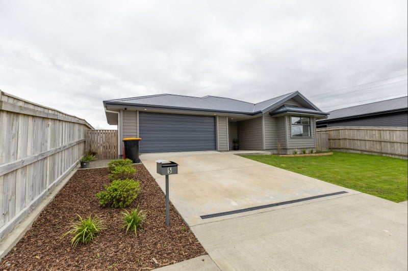 5 Sardinia Grove, Fitzherbert, Palmerston North - Carousel 1