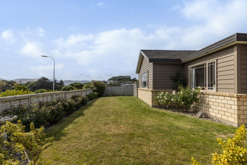 31 Staithes Drive North, Whitby, Porirua - Carousel 2