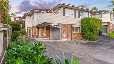 1/11 Delisle Place, Windsor Park, Auckland - Carousel 1