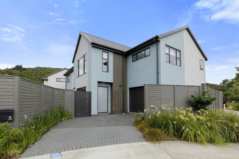 5 Te Whiti Grove, Korokoro, Lower Hutt - Carousel 1