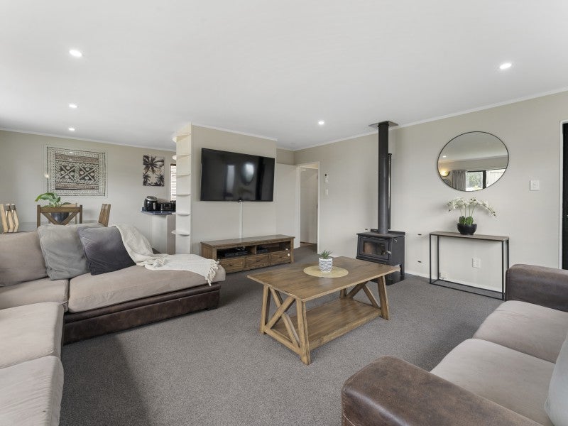 36 Northumberland Street, Cannons Creek, Porirua - Carousel 1