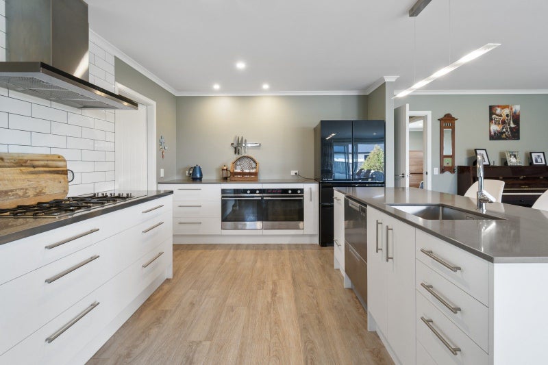 19 George Street, Bulls - Carousel 2