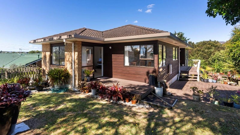 29 Pinewood Grove, Botany Downs, Auckland - Carousel 1