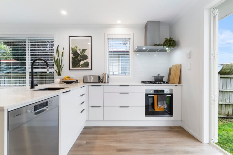 6 Toatoa Place, Mangere Bridge, Auckland - Carousel 2